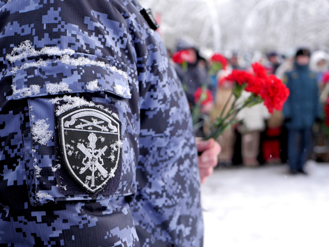 Новгородские росгвардейцы возложили цветы к памятнику воинам-интернационалистам
