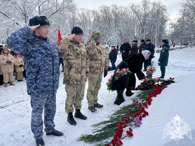 Новгородские росгвардейцы возложили цветы к памятнику воинам-интернационалистам