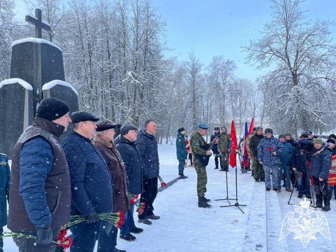 Новгородские росгвардейцы возложили цветы к памятнику воинам-интернационалистам