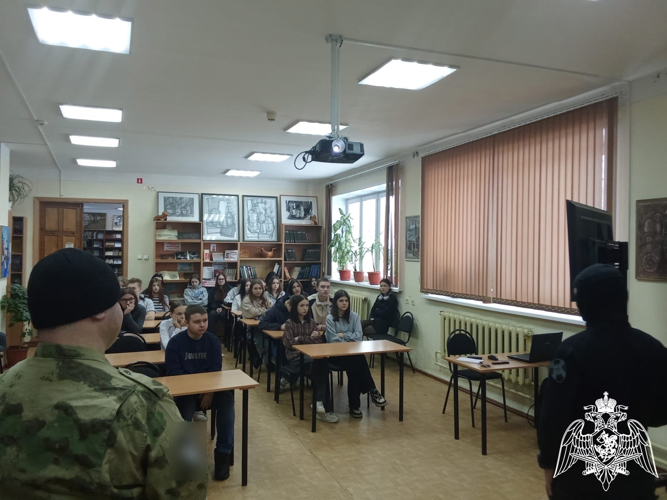 Новгородские росгвардейцы провели патриотическую встречу с молодежью города