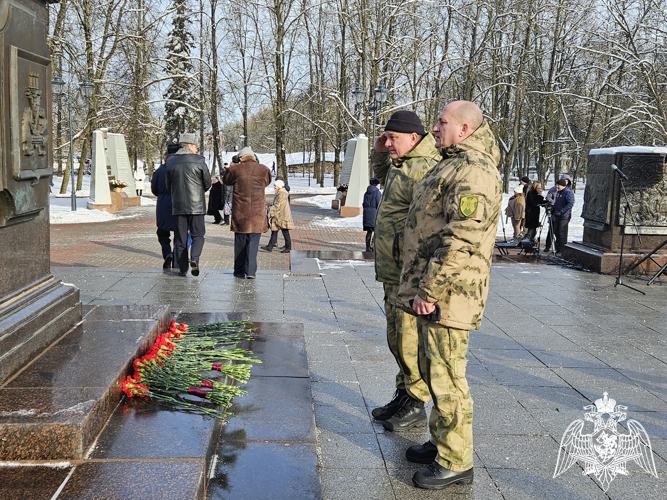 Новгородские росгвардейцы приняли участие в возложении цветов у стелы «Город воинской славы»