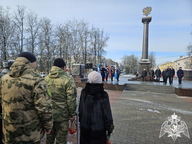 Новгородские росгвардейцы приняли участие в возложении цветов у стелы «Город воинской славы»