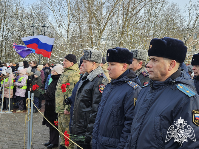 Новгородские росгвардейцы приняли участие в возложении цветов у стелы «Город воинской славы»