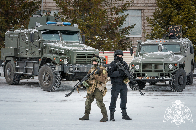 В Новгородской области сотрудники ОМОН и СОБР Росгвардии оказали содействие полицейским