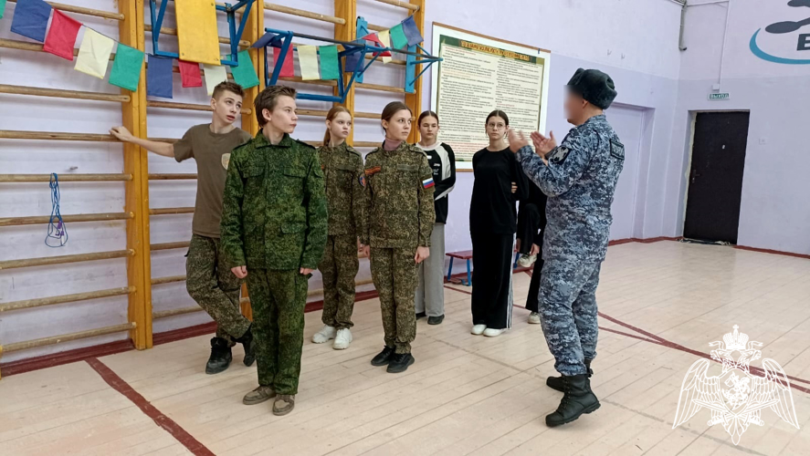 Новгородские росгвардейцы провели занятия для молодежи по строевой подготовке