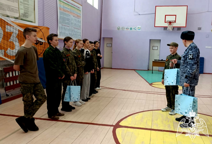 Новгородские росгвардейцы провели занятия для молодежи по строевой подготовке