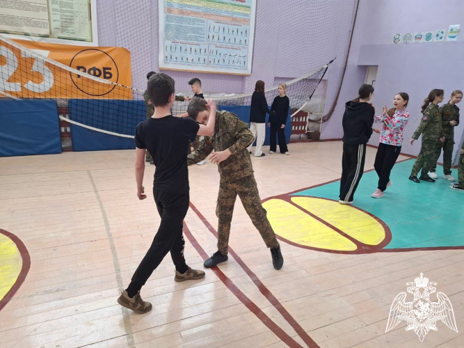 В Новгородской области росгвардейцы провели урок самообороны для молодежи