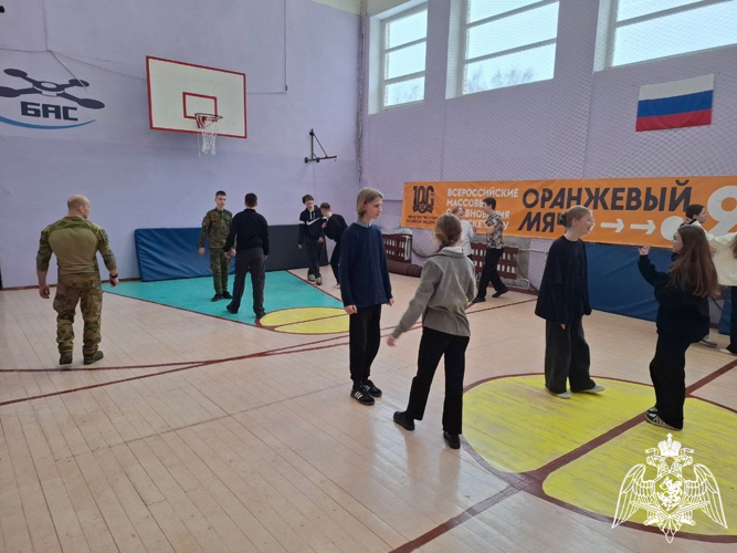 В Новгородской области росгвардейцы провели урок самообороны для молодежи