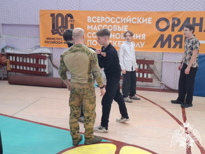 В Новгородской области росгвардейцы провели урок самообороны для молодежи