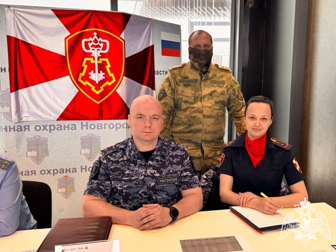 Новгородские росгвардейцы рассказали о приёме на службу на ярмарке вакансий
