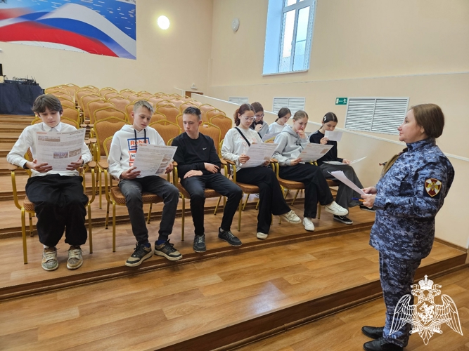 Новгородские росгвардейцы рассказали старшеклассникам о безопасности