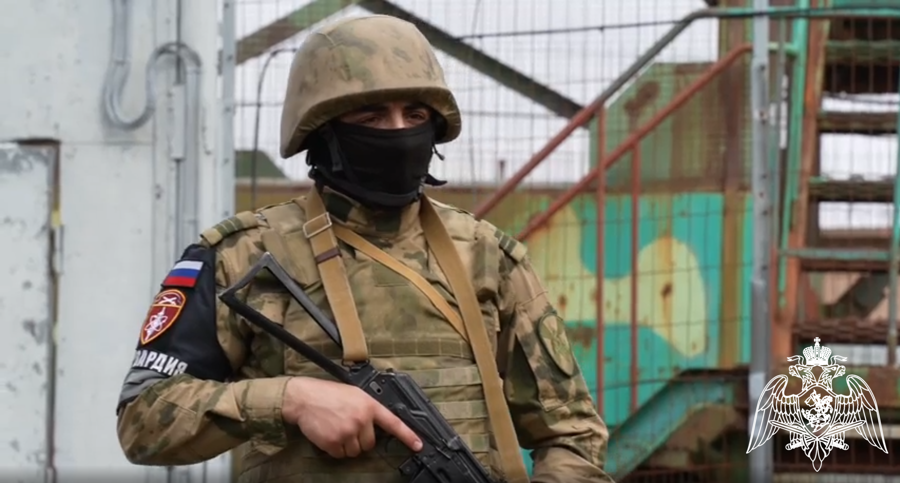 Военнослужащие подразделений Росгвардии по охране важных гособъектов и спецгрузов отмечают профессиональный праздник