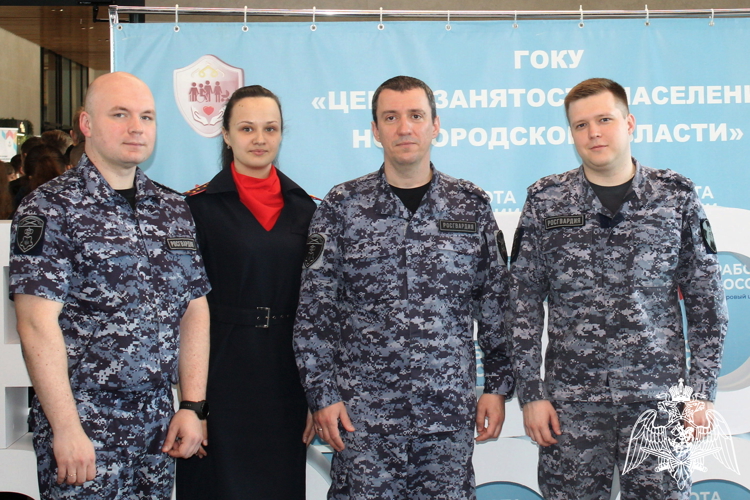 Новгородские росгвардейцы рассказали о приёме на службу на ярмарке вакансий