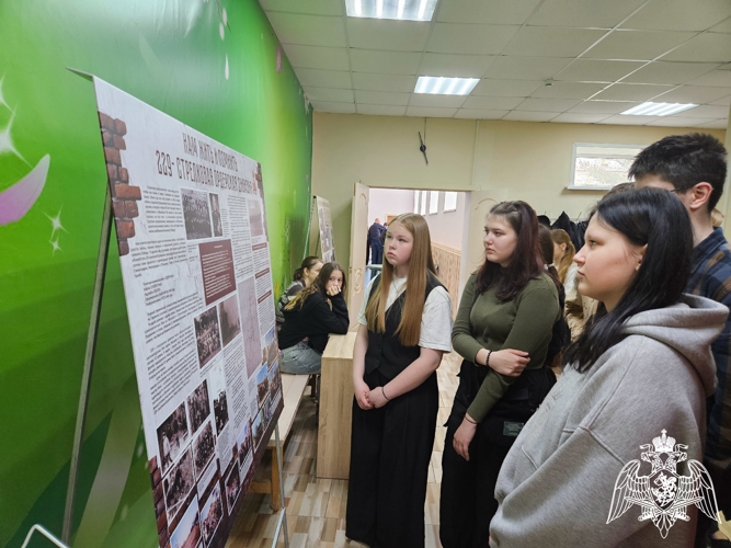 Новгородские росгвардейцы рассказали старшеклассникам о безопасности