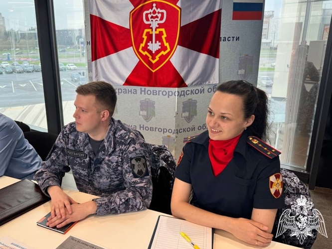 Новгородские росгвардейцы рассказали о приёме на службу на ярмарке вакансий