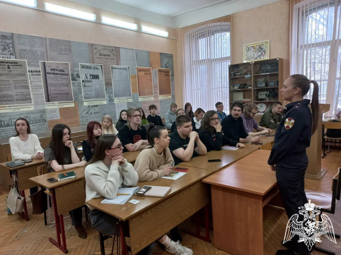 Новгородские росгвардейцы провели круглый стол с молодежью региона и рассказали о перспективах службы