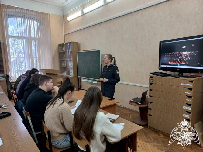 Новгородские росгвардейцы провели круглый стол с молодежью региона и рассказали о перспективах службы