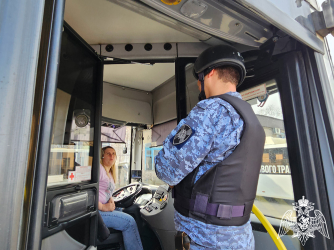 Новгородская Росгвардия контролирует безопасность в общественном транспорте
