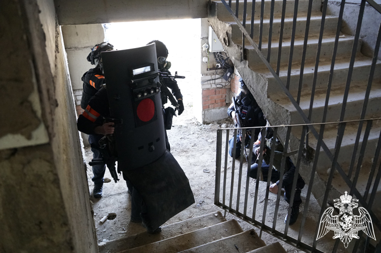 В Новгородской области  под руководством командующего Северо-Западным округом Росгвардии Героя России генерал-лейтенанта Сергея Буракова прошло тактико-специальное учение