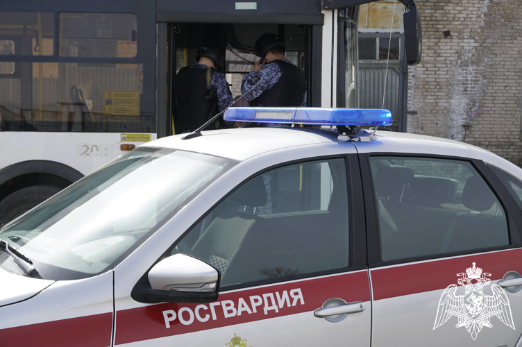 Новгородская Росгвардия контролирует безопасность в общественном транспорте