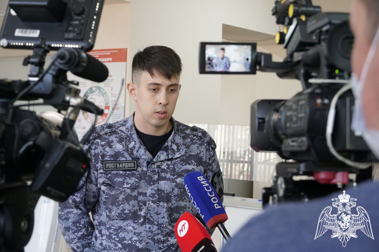 Телесюжет в программе "Новость часа" на Новгородском областном телевидении от 16 апреля 2025 года об участии новгородских росгвардейцев в сдаче донорской крови.
