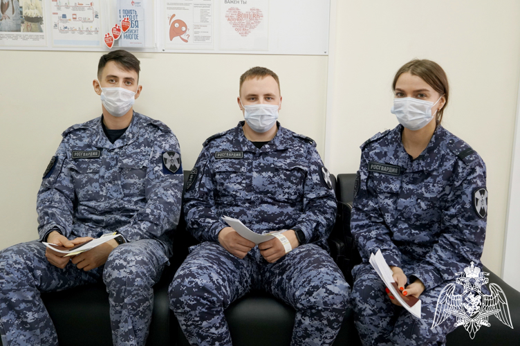 Новгородские росгвардейцы сдали более 8 литров донорской крови