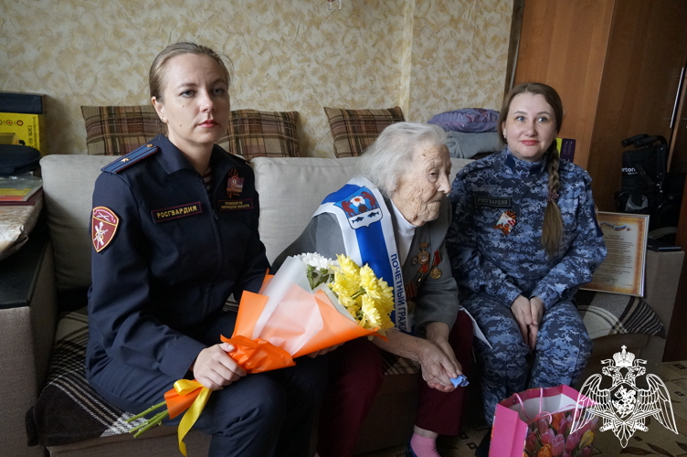 Новгородские  росгвардейцы  навестили  102-летнего  ветерана  Великой  Отечественной  войны  