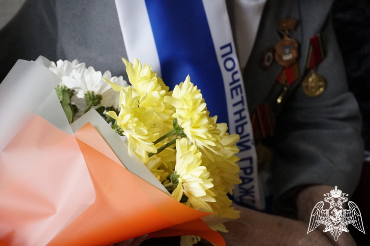 Новгородские  росгвардейцы  навестили  102-летнего  ветерана  Великой  Отечественной  войны  