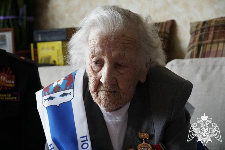Новгородские  росгвардейцы  навестили  102-летнего  ветерана  Великой  Отечественной  войны  