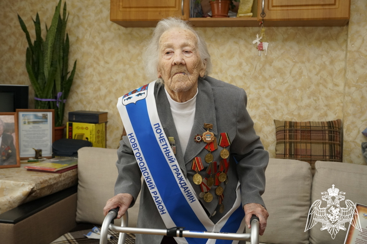 Новгородские  росгвардейцы  навестили  102-летнего  ветерана  Великой  Отечественной  войны  