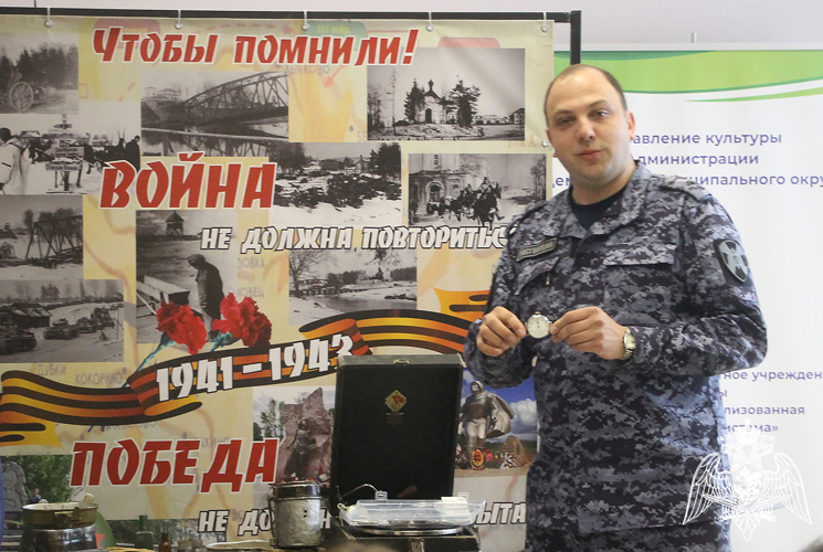 Новгородские росгвардейцы  провели для учащихся  патриотическую встречу и рассказали о  поисковом движении