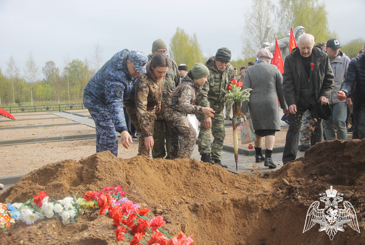 В Новгородской области росгвардейцы приняли участие в перезахоронении красноармейцев