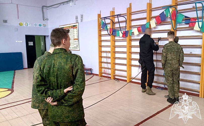 Новгородские росгвардейцы провели практические занятия по высотной подготовке для подшефного класса