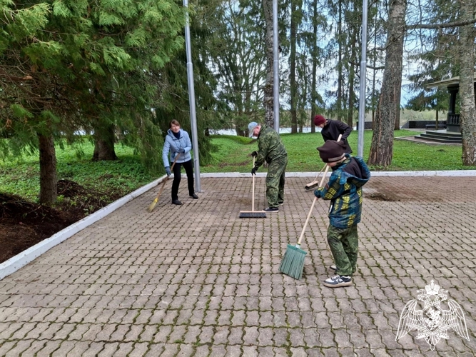 Новгородские росгвардейцы  привели в порядок воинское захоронение в Новгородском районе