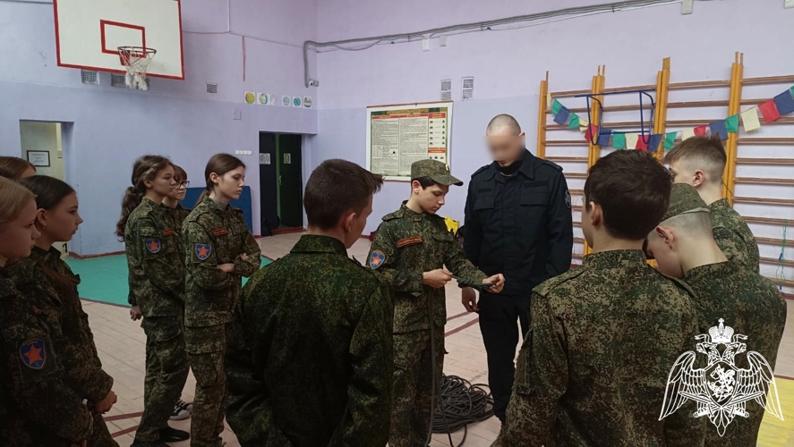 Новгородские росгвардейцы провели практические занятия по высотной подготовке для подшефного класса 