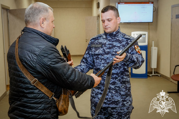 В Новгородской области сотрудниками лицензионно-разрешительной работы за 4 месяца 2025 год проверено свыше 1500 владельцев оружия