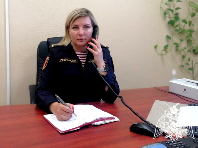 В Великом Новгороде сотрудники  центра  лицензионно-разрешительной работы Росгвардии провели телефонную «горячую линию»