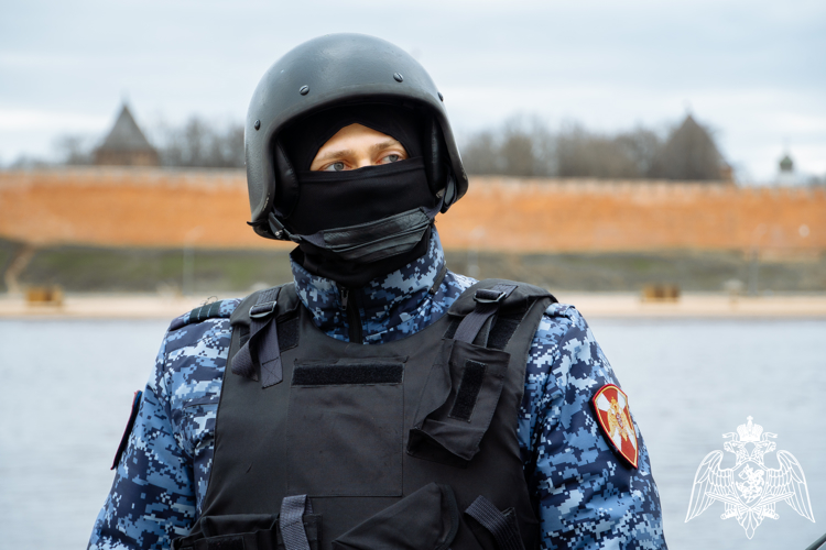 Новгородские росгвардейцы задержали   неадекватного мужчину  на территории образовательного учреждения