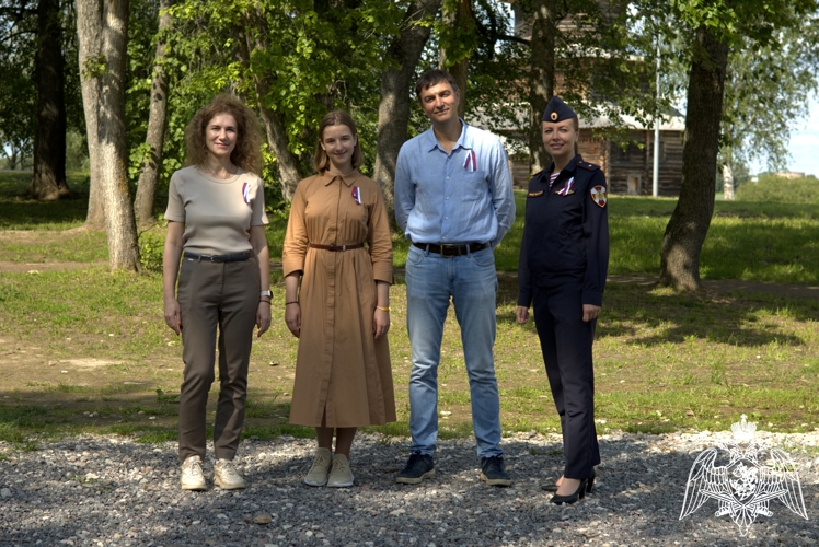 Новгородские росгвардейцы совместно с артистами театра и кино Петром Рыковым и Владимиром Капустиным провели акцию в честь Дня России