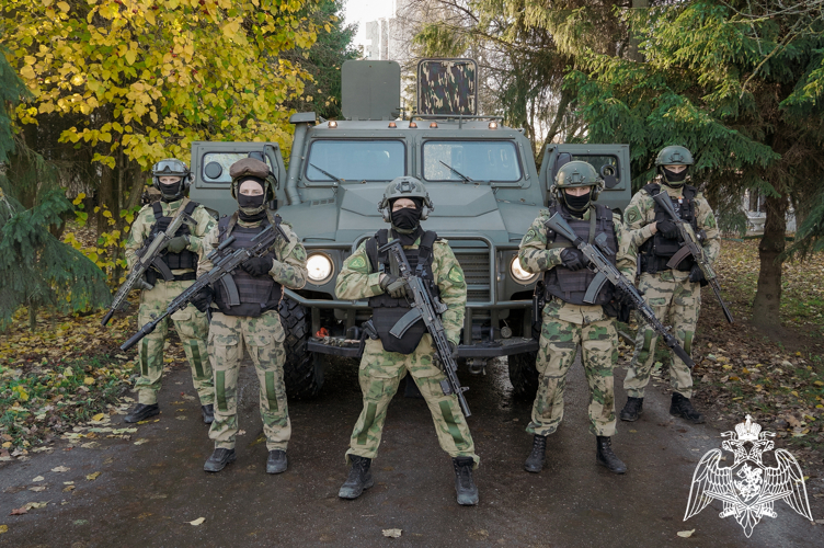 Сотрудники новгородского ОМОН Росгвардии отмечают 32-годовщину образования отряда