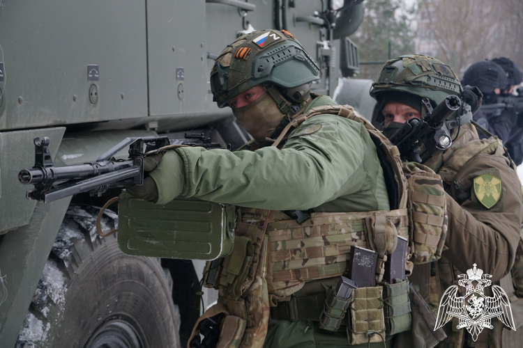 Сотрудники новгородского ОМОН Росгвардии отмечают 32-годовщину образования отряда