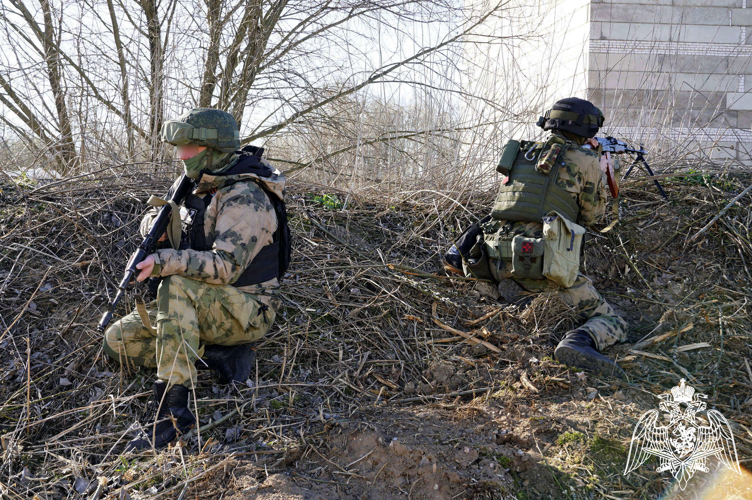 Сотрудники новгородского ОМОН Росгвардии отмечают 32-годовщину образования отряда