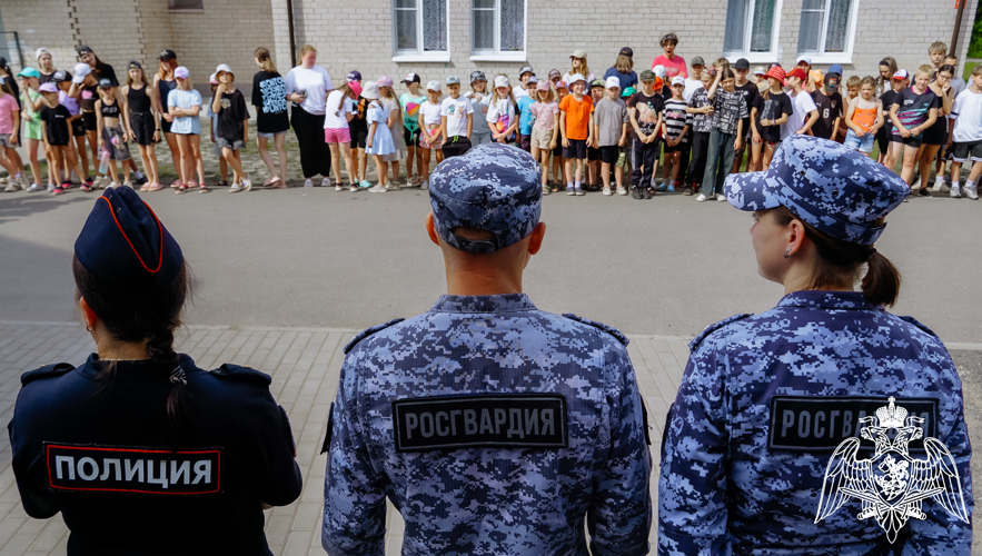 Сотрудники новгородской Росгвардии провели для детей урок безопасности