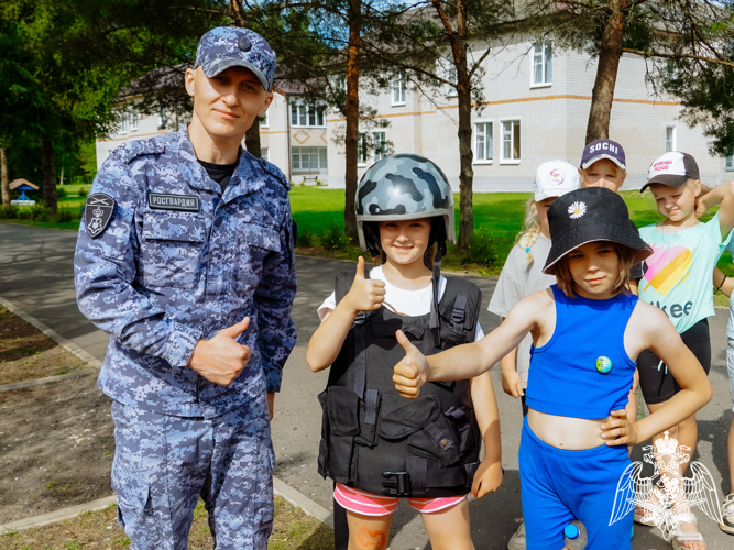 Сотрудники новгородской Росгвардии провели для детей урок безопасности