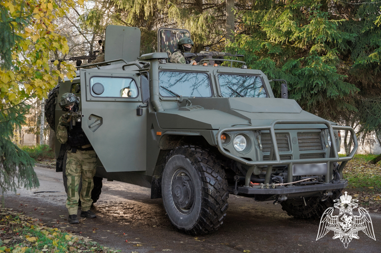 Сотрудники новгородского ОМОН Росгвардии отмечают 32-годовщину образования отряда