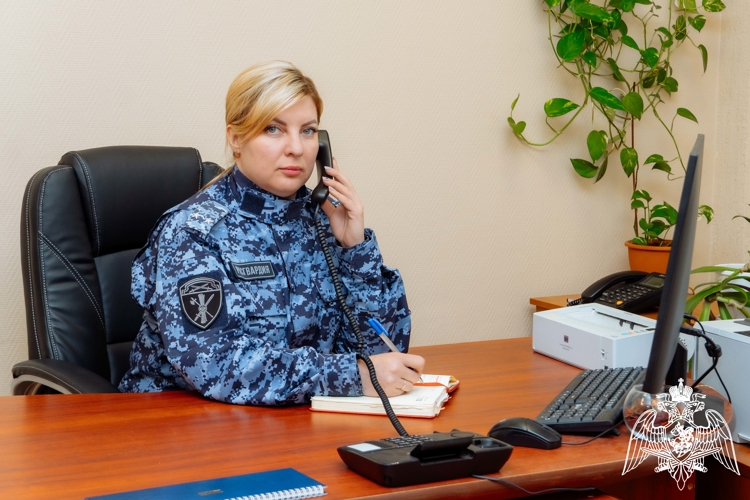 В Великом Новгороде сотрудники лицензионно-разрешительной работы Росгвардии провели телефонную «горячую линию»