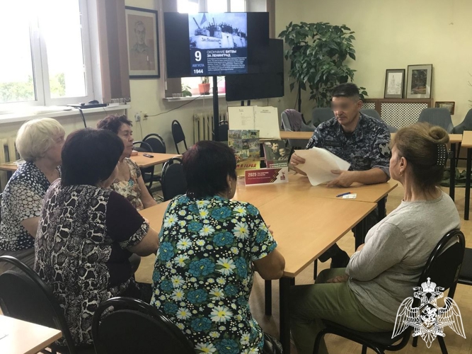 В преддверии Дня окончания Ленинградской битвы новгородские росгвардейцы встретились с работниками районной библиотеки