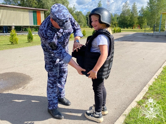 Сотрудники новгородской Росгвардии встретились с детьми из детского лагеря «Волынь»