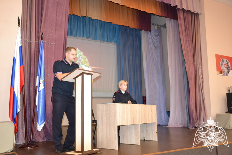 Новгородские росгвардейцы провели встречу  с представителями ГИБДД   и обсудили вопросы безопасности дорожного движения 
