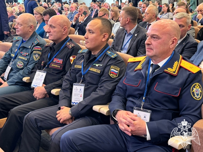 Начальник Управления Росгвардии по Новгородской области полковник полиции Виктор Барушев принял участие в пленарном заседании в рамках Х Парламентского форума «Историко-культурное наследие России»